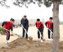 4月2日，习近平在参加首都义务植树活动